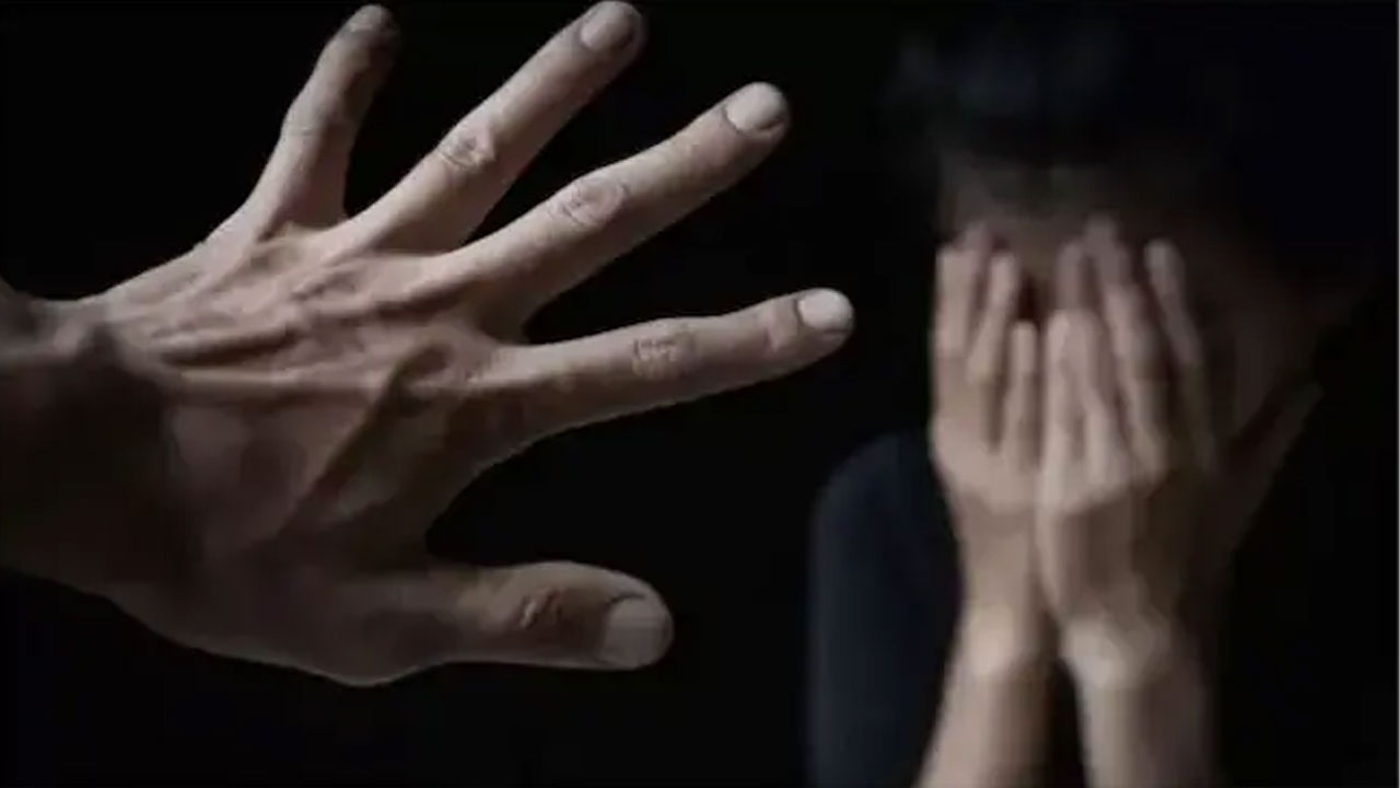 Rape Attempt On Minor Girl : మైనర్ బాలికపై వృద్ధుడి అత్యాచార యత్నం Rape Attempt On Minor Girl : మైనర్ బాలికపై వృద్ధుడి అత్యాచార యత్నం