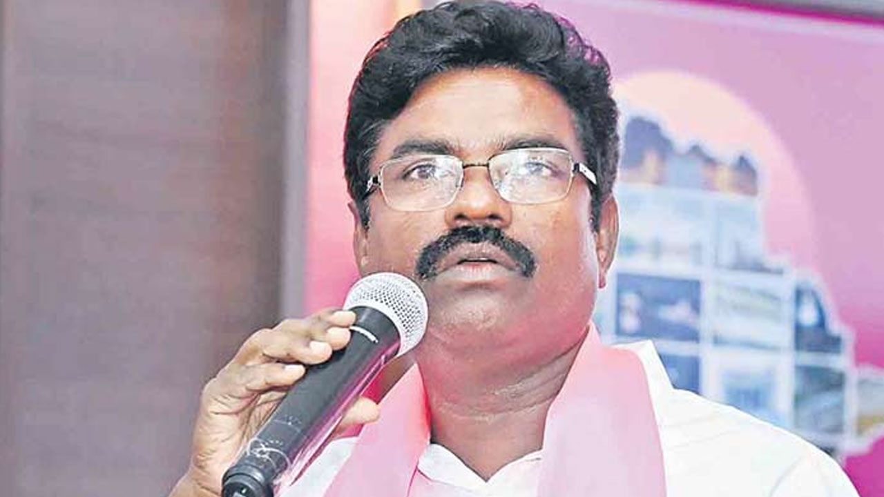 Former MLA Rasamayi : మాజీ ఎమ్మెల్యే రసమయి బాలకిషన్ ఫామ్ హౌస్ పై దాడి Former MLA Rasamayi : మాజీ ఎమ్మెల్యే రసమయి బాలకిషన్ ఫామ్ హౌస్ పై దాడి