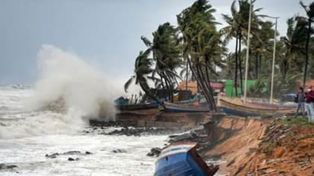 Cyclone Montha : మొంథా తుపాన్ తో అల్లకల్లోలం Cyclone Montha : మొంథా తుపాన్ తో అల్లకల్లోలం