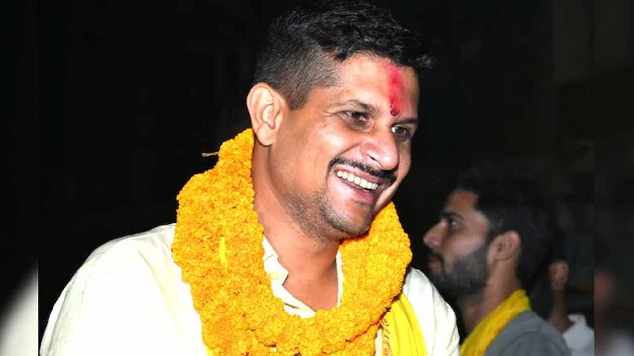 Bihar Elections | రూ. 400 కోట్ల టర్నోవర్కు ఎదిగిన సెక్యూరిటీ గార్డు.. బీహార్ అసెంబ్లీకి పోటీ..! Bihar Elections | రూ. 400 కోట్ల టర్నోవర్కు ఎదిగిన సెక్యూరిటీ గార్డు.. బీహార్ అసెంబ్లీకి పోటీ..!