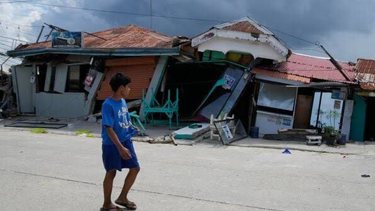 Earthquake In Philippines | ఫిలిప్పీన్స్ లో భారీ భూకంపం..సునామీ హెచ్చరిక Earthquake In Philippines | ఫిలిప్పీన్స్ లో భారీ భూకంపం..సునామీ హెచ్చరిక