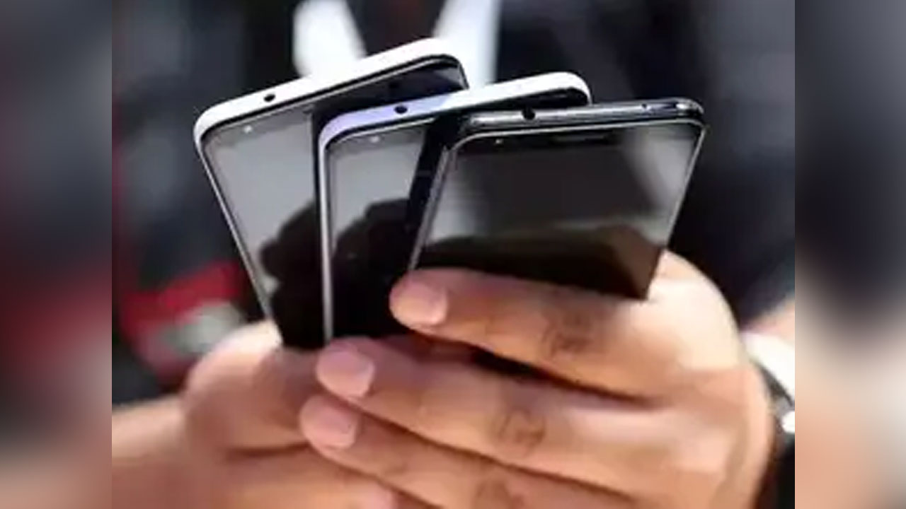 Telangana Ranks 1st In Phone Recovery | సెల్ ఫోన్ల రికవరీలో తెలంగాణ టాప్ Telangana Ranks 1st In Phone Recovery | సెల్ ఫోన్ల రికవరీలో తెలంగాణ టాప్