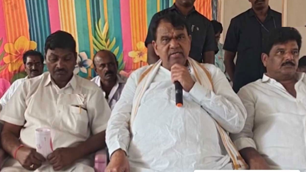 Pocharam Srinivas Reddy : అలా చేస్తే చెప్పుతో కొట్టండి Pocharam Srinivas Reddy : అలా చేస్తే చెప్పుతో కొట్టండి
