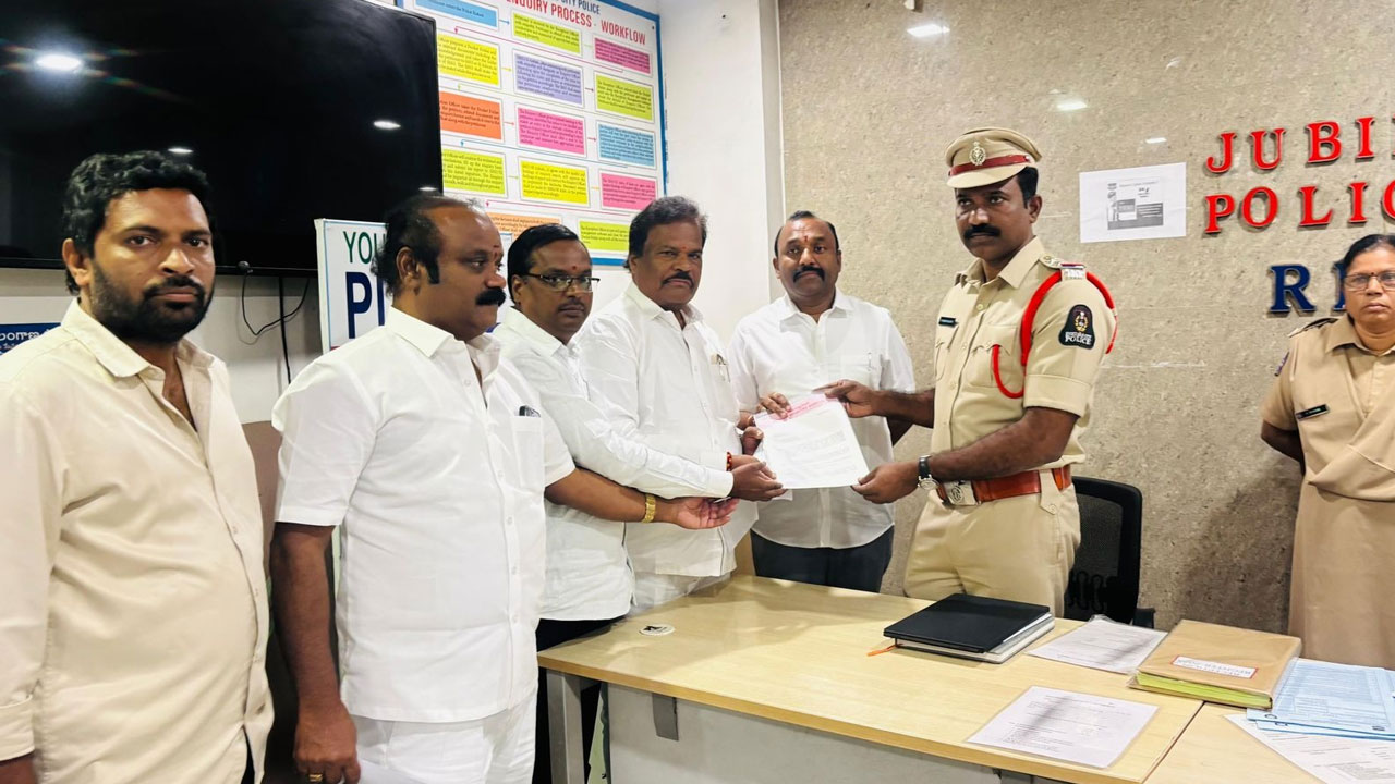 BRS : రోహిన్ రెడ్డి..సుమంత్ లపై బీఆర్ఎస్ పోలీస్ ఫిర్యాదు BRS : రోహిన్ రెడ్డి..సుమంత్ లపై బీఆర్ఎస్ పోలీస్ ఫిర్యాదు