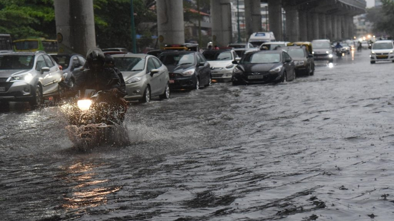 Nalgonda Heavy Rain : నల్లగొండలో దంచికొట్టిన వాన..హైవేపై ట్రాఫిక్ జామ్ Nalgonda Heavy Rain : నల్లగొండలో దంచికొట్టిన వాన..హైవేపై ట్రాఫిక్ జామ్