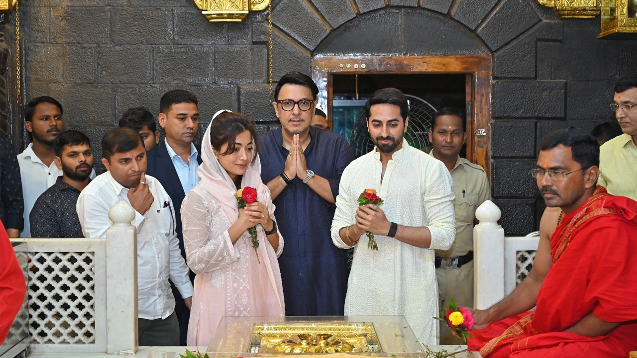 Rashmika & Ayushmann Seek Blessings At Shirdi | షిరిడీ సాయిని దర్శించుకున్న రష్మిక మందన్న Rashmika & Ayushmann Seek Blessings At Shirdi | షిరిడీ సాయిని దర్శించుకున్న రష్మిక మందన్న