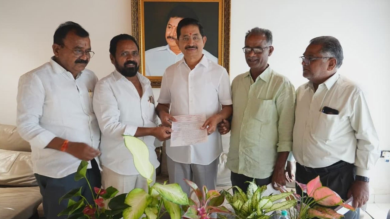 retired employees | రిటైర్డ్ ఉద్యోగుల బెనిఫిట్స్ చెల్లించండి..కోదండరామ్, నరేందర్ రెడ్డిలకు వినతి retired employees | రిటైర్డ్ ఉద్యోగుల బెనిఫిట్స్ చెల్లించండి..కోదండరామ్, నరేందర్ రెడ్డిలకు వినతి