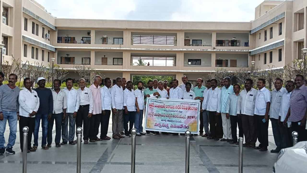 Telangana | ప్రాణాలు పోతున్న పైసలు ఇవ్వరా? రిటైర్డ్ ఉద్యోగుల బకాయిలు చెల్లించాలి Telangana | ప్రాణాలు పోతున్న పైసలు ఇవ్వరా? రిటైర్డ్ ఉద్యోగుల బకాయిలు చెల్లించాలి