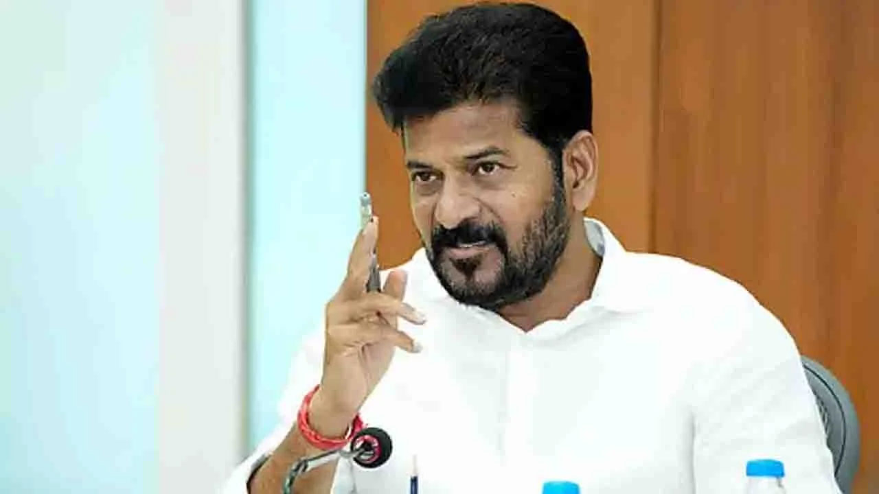Revanth Reddy Warning To Telangana Officials : పథకాల అమలు, అభివృద్ధి పనులలో నిర్లక్ష్యం వహిస్తే కఠిన చర్యలు Revanth Reddy Warning To Telangana Officials : పథకాల అమలు, అభివృద్ధి పనులలో నిర్లక్ష్యం వహిస్తే కఠిన చర్యలు