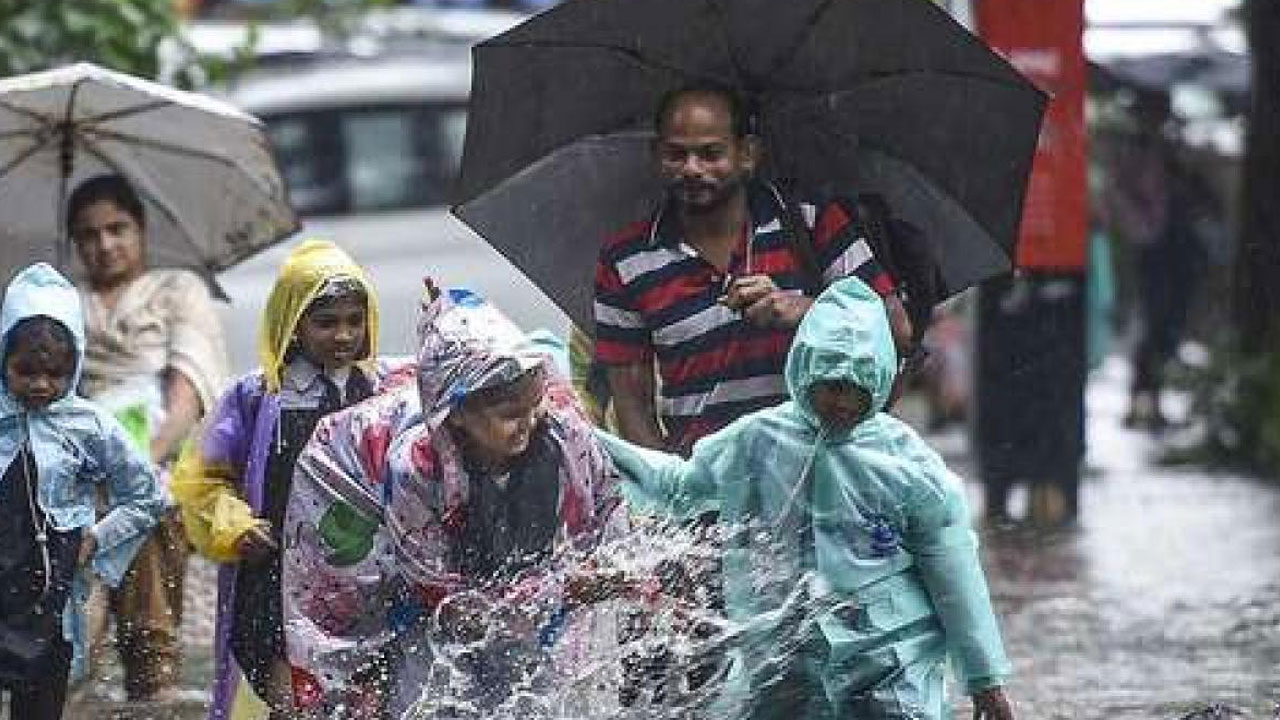 Cyclone Montha  : మొంథా తుపాన్ అలర్ట్ : రైళ్ల రద్దు..విద్యాసంస్థల బంద్ Cyclone Montha  : మొంథా తుపాన్ అలర్ట్ : రైళ్ల రద్దు..విద్యాసంస్థల బంద్