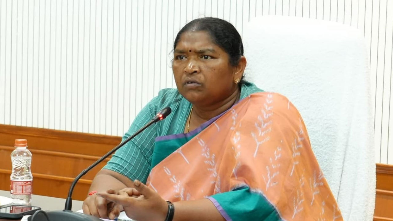 Sitakka | గ్రామీణ రోడ్ల అభివృద్ధికి రూ.74.43 కోట్లు మంజూరు : మంత్రి సీతక్క Sitakka | గ్రామీణ రోడ్ల అభివృద్ధికి రూ.74.43 కోట్లు మంజూరు : మంత్రి సీతక్క