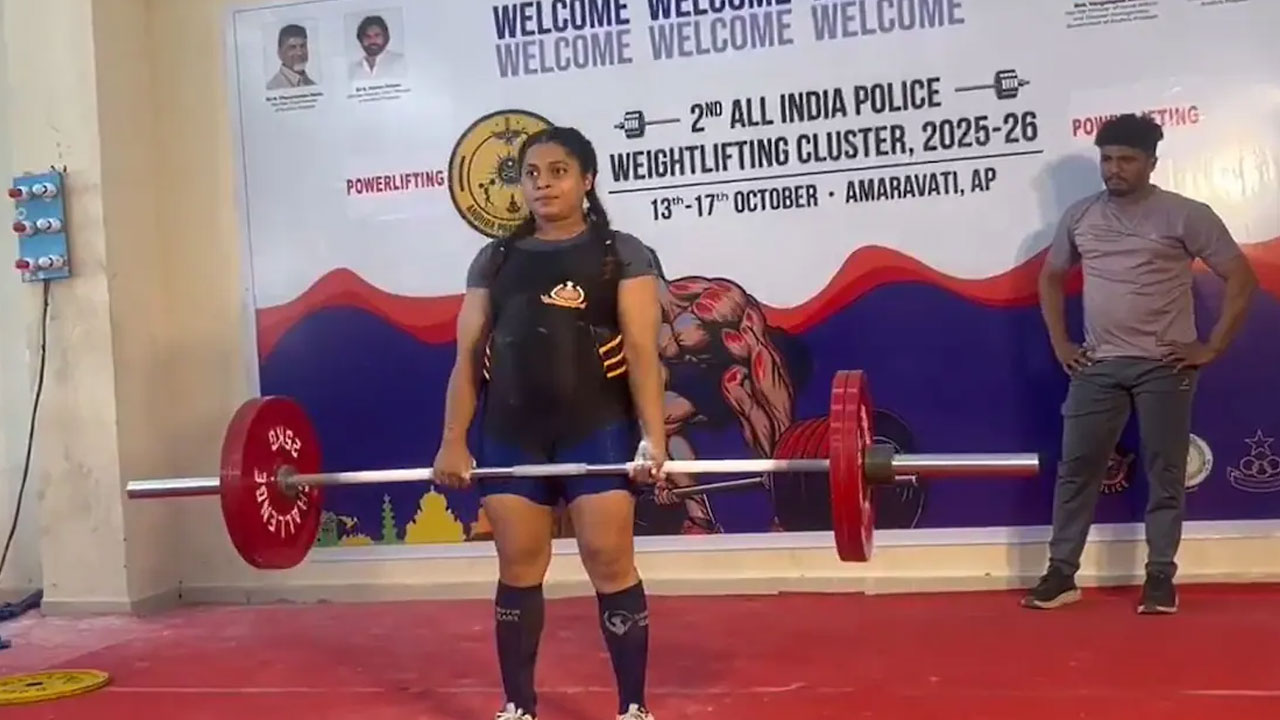 Pregnant woman Weight Lifting | ఏడు నెలల గర్భిణి వెయిట్ లిఫ్టింగ్.. అమ్మ బాబోయ్ ఏకంగా 145 కిలోలే..! Pregnant woman Weight Lifting | ఏడు నెలల గర్భిణి వెయిట్ లిఫ్టింగ్.. అమ్మ బాబోయ్ ఏకంగా 145 కిలోలే..!