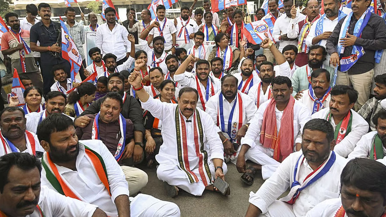 BC JAC State Bandh | బీసీ బంద్.. సందులో సడేమియా రాజకీయ డ్రామాలు.. BC JAC State Bandh | బీసీ బంద్.. సందులో సడేమియా రాజకీయ డ్రామాలు..