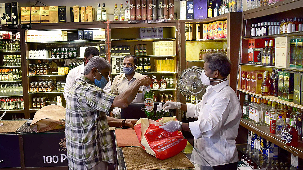 Telangana Liquor License | ఆంధ్రా మహిళ సంచలనం : తెలంగాణలో వైన్షాపు కోసం 150 దరఖాస్తులు Telangana Liquor License | ఆంధ్రా మహిళ సంచలనం : తెలంగాణలో వైన్షాపు కోసం 150 దరఖాస్తులు