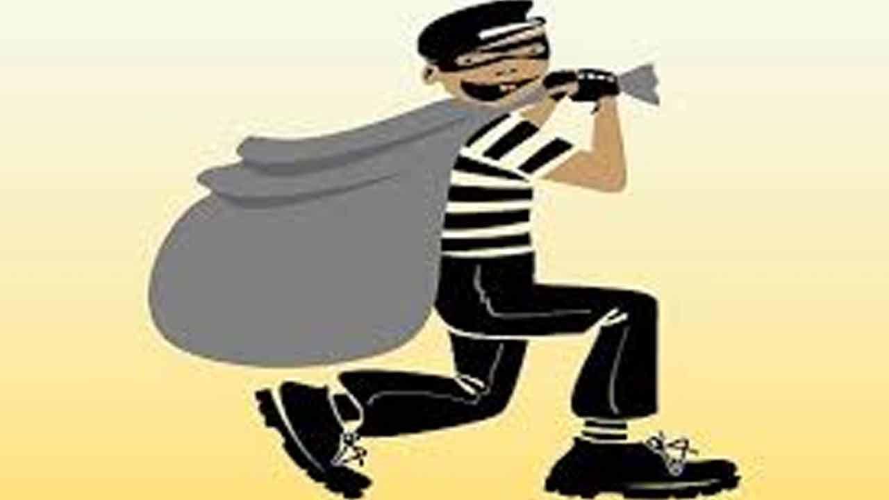 Hyderabad | గుంపు మేస్త్రి ఇంట్లో చోరికి పాల్పడిన దుండగులు Hyderabad | గుంపు మేస్త్రి ఇంట్లో చోరికి పాల్పడిన దుండగులు