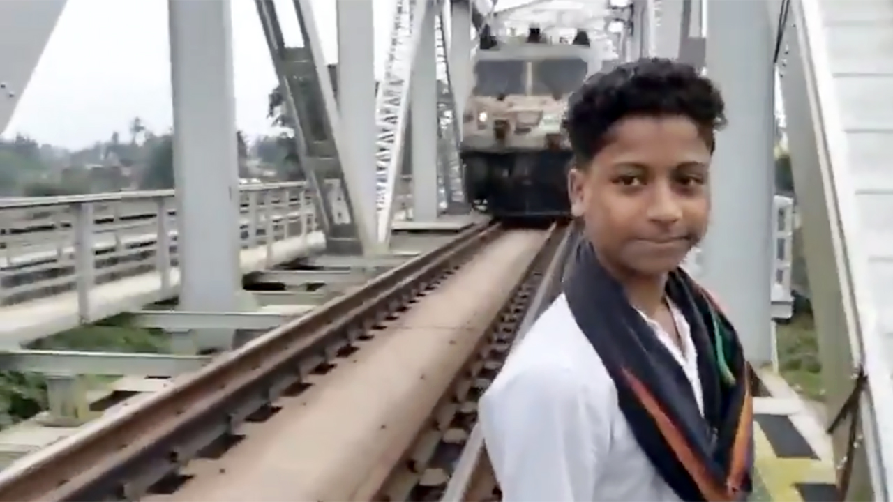 Insta Reel killed teen | పట్టాలపై రీల్స్ చేస్తూ రైలు ఢీకొని యువకుడు మృతి – ఒడిశాలో విషాదం Insta Reel killed teen | పట్టాలపై రీల్స్ చేస్తూ రైలు ఢీకొని యువకుడు మృతి – ఒడిశాలో విషాదం