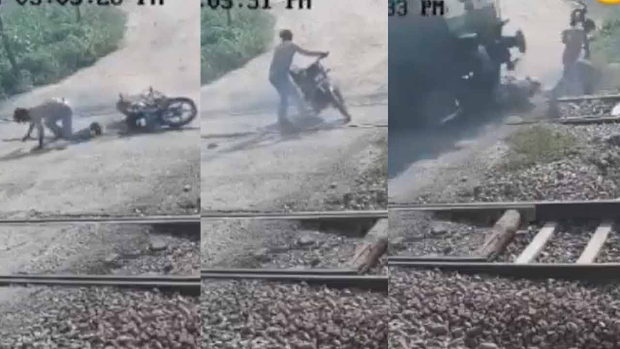 Accident | రైలు పట్టాలపై బైక్ స్కిడ్.. యువకుడిని ఢీకొట్టిన రైలు.. వీడియో Accident | రైలు పట్టాలపై బైక్ స్కిడ్.. యువకుడిని ఢీకొట్టిన రైలు.. వీడియో