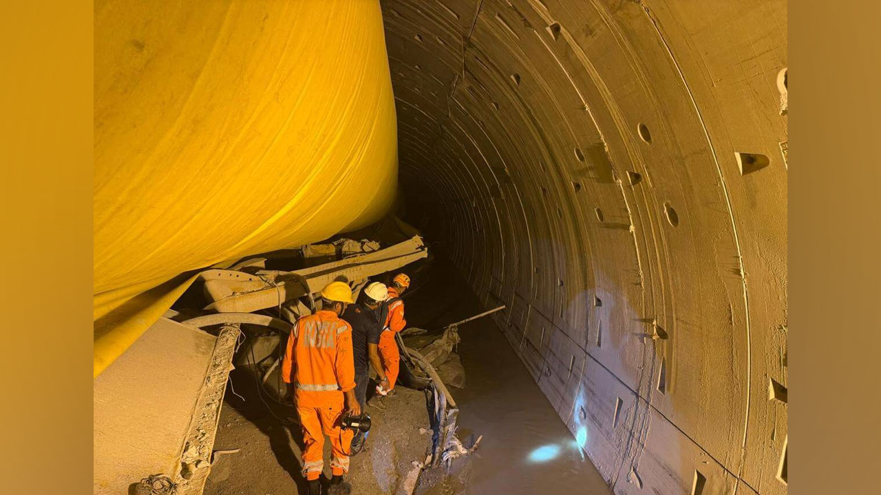 SLBC Tunnel Mishap : ఎస్ఎల్బీసీ టన్నెల్ ఘటనపై జాతీయ మానవ హక్కుల కమీషన్ సీరియస్ SLBC Tunnel Mishap : ఎస్ఎల్బీసీ టన్నెల్ ఘటనపై జాతీయ మానవ హక్కుల కమీషన్ సీరియస్