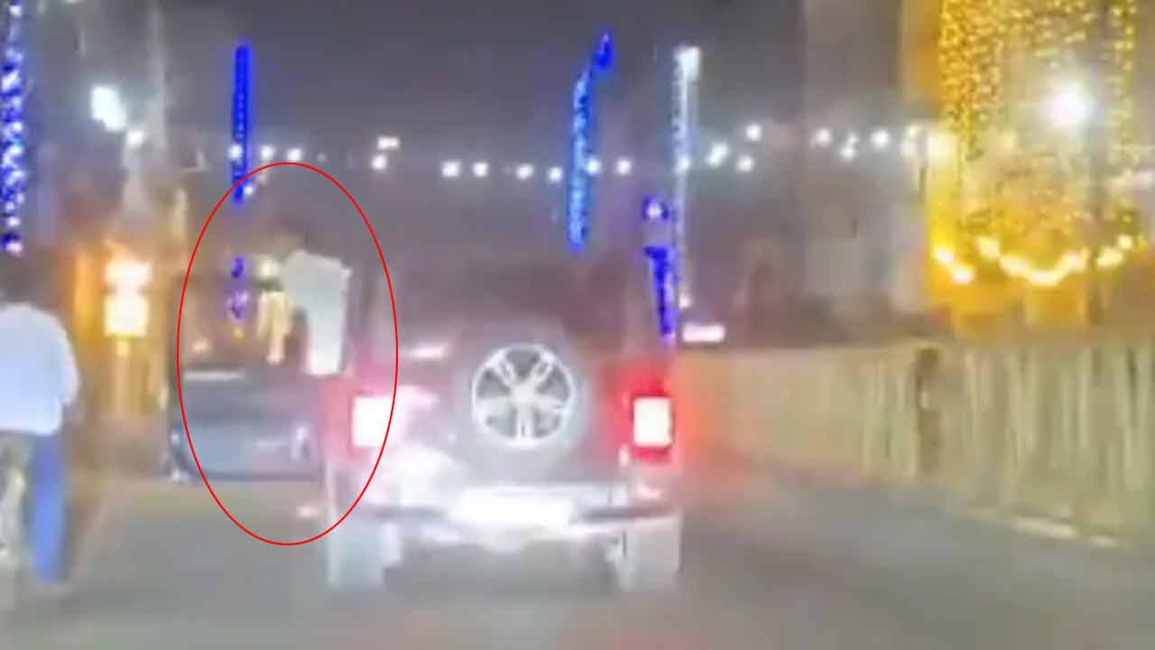 Man Urinates | వీడేం మనిషిరా.. వేగంగా వెళ్తున్న కారులో నుంచి మూత్ర విసర్జన.. వీడియో Man Urinates | వీడేం మనిషిరా.. వేగంగా వెళ్తున్న కారులో నుంచి మూత్ర విసర్జన.. వీడియో