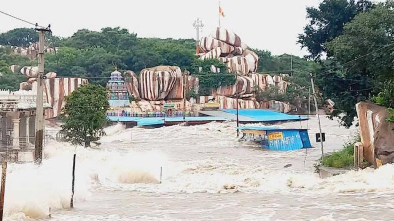 Edupayala Temple : 29 రోజులుగా జలదిగ్బంధంలోనే ఏడుపాయల ఆలయం Edupayala Temple : 29 రోజులుగా జలదిగ్బంధంలోనే ఏడుపాయల ఆలయం