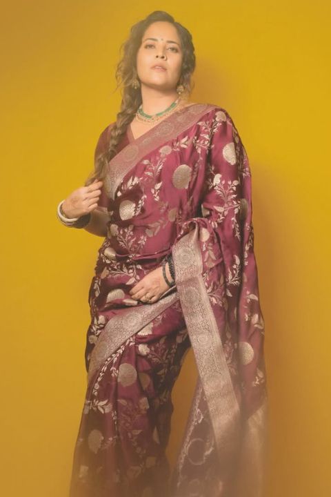 Anasuya Bharadwaj Stunning Photos in Maroon Saree