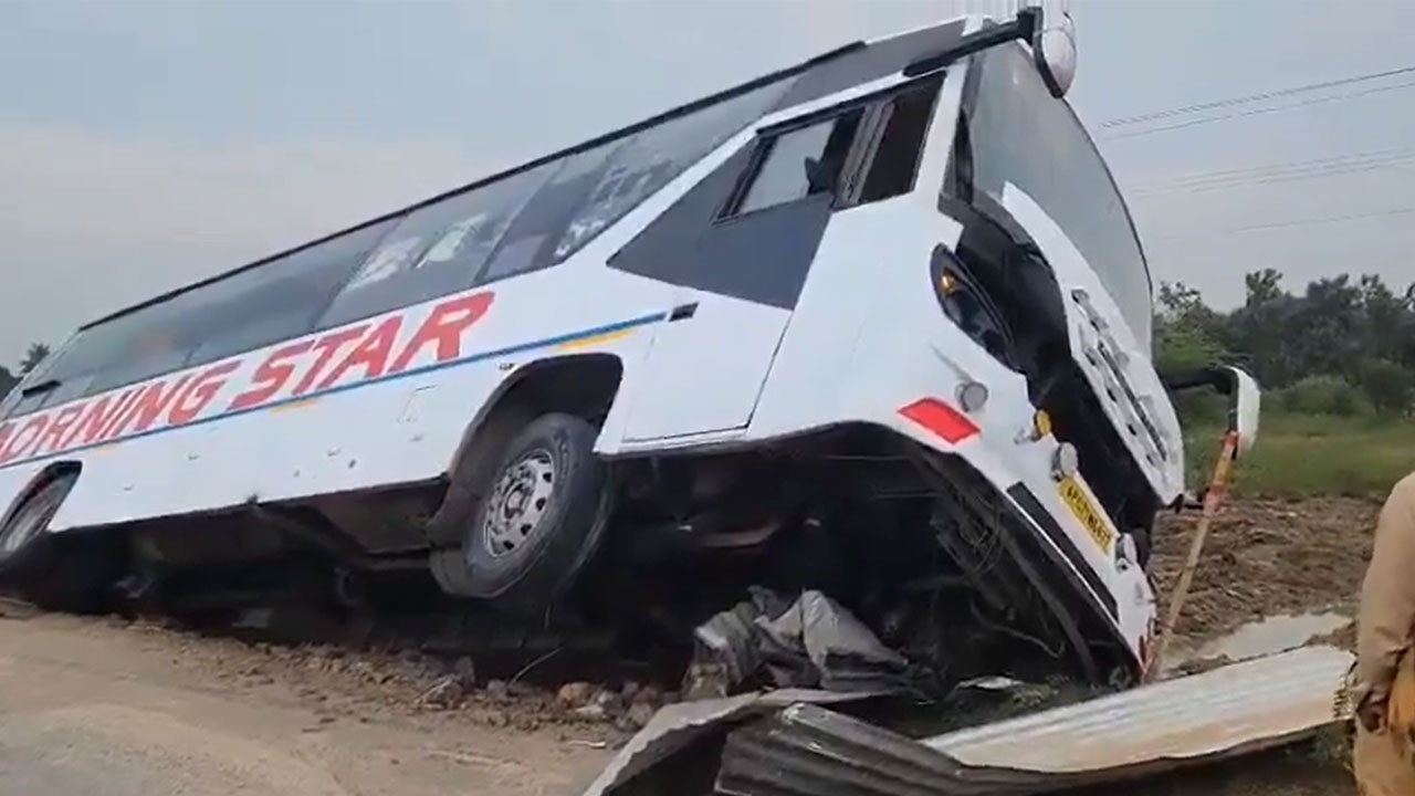 Private travels bus accident at palnadu