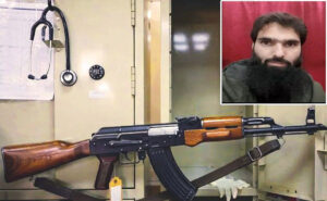 స్టెతస్కోపు, పక్కన ఏకే47 – విచిత్రమైన కలయిక. ఒకటి ప్రాణం పోసేది, ఇంకోటి ప్రాణం తీసేది