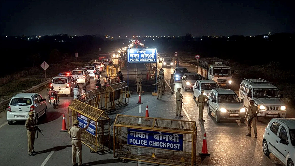 రాత్రివేళ హైదరాబాద్‌లో పోలీసులు వాహనాల తనిఖీ నిర్వహిస్తున్న దృశ్యం – Hyderabad Police on High Alert After Delhi Blast, November 2025