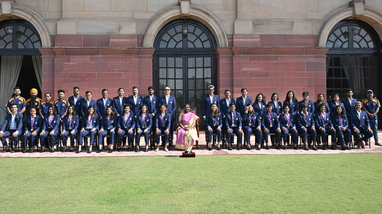 Team India Women Meet Murmu