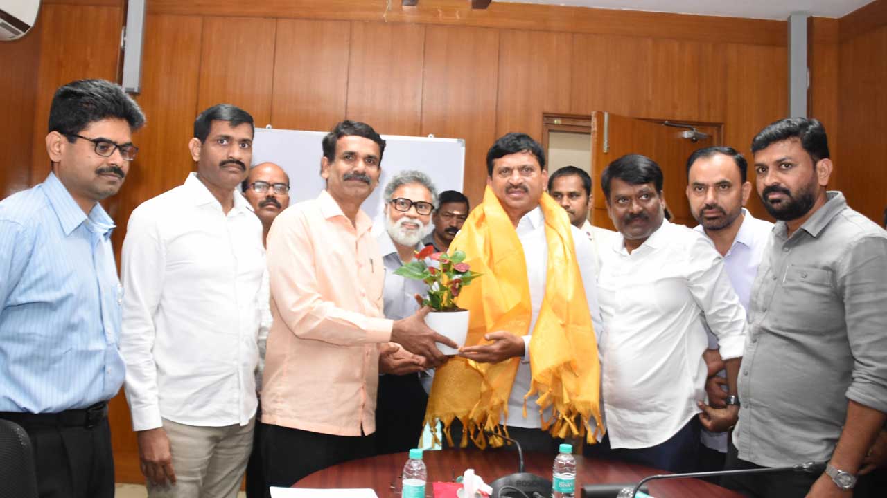 Ponguleti Srinivas Reddy| మంత్రి పొంగులేటిని కలిసిన రెవెన్యూ ఉద్యోగులు