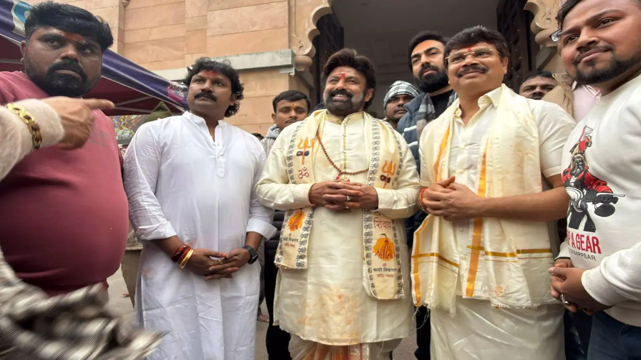 Akhanda 2 | వారణాసిలో ‘అఖండ 2’ ప్రమోషన్స్…బాల‌య్య‌తో సెల్ఫీల కోసం ఎగ‌బడ్డ ఉత్త‌రాది ప్ర‌జ‌లు