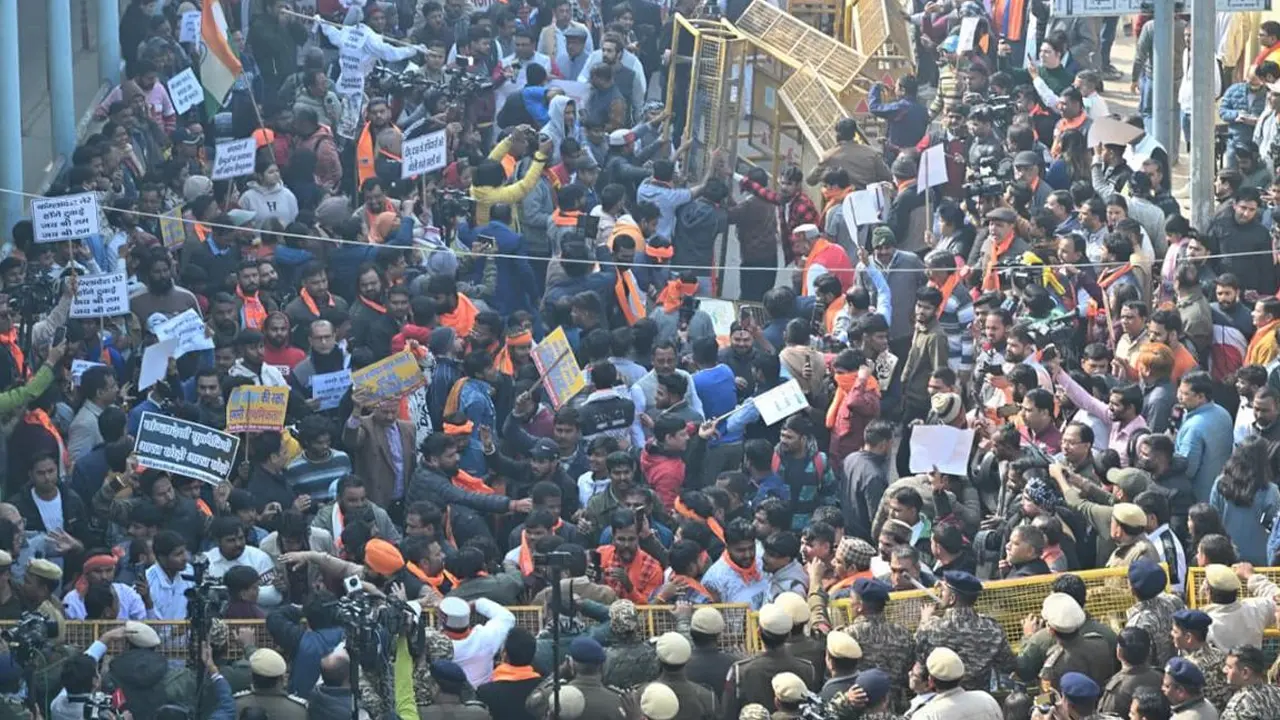 Bangladesh : బంగ్లాదేశ్ హై కమిషన్ వద్ధ ఉద్రిక్తత