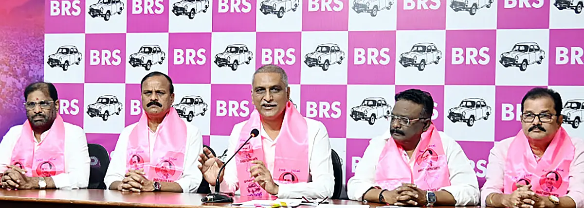 బీఆర్ఎస్ సీనియర్ నేత హరీశ్రావు తెలంగాణ భవన్లో నిర్వహించిన మీడియా సమావేశంలో పార్టీ నేతలతో కలిసి మాట్లాడుతున్న దృశ్యం