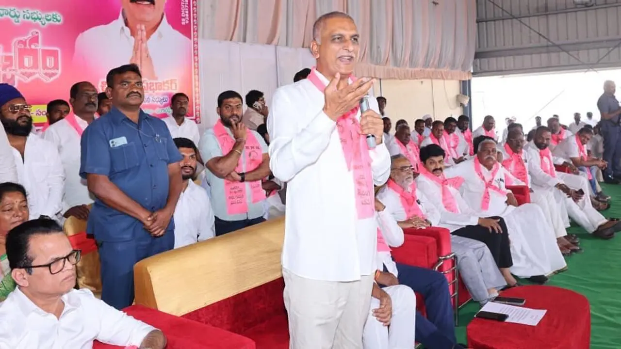 Harish Rao : రేవంత్ రెడ్డి రైజింగ్ సీఎం కాదు.. ఫ్లైయింగ్ సీఎం