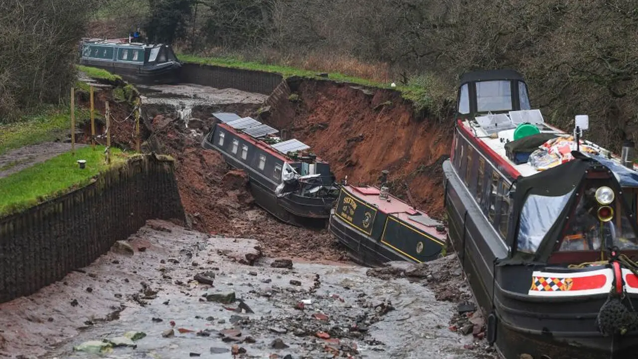Large Sinkhole In UK : భూమి బద్దలైందా ! కాలువ కింద భారీ హోల్..తప్పిన ప్రాణనష్టం