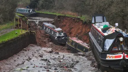 Large Sinkhole In UK : భూమి బద్దలైందా ! కాలువ కింద భారీ హోల్..తప్పిన ప్రాణనష్టం