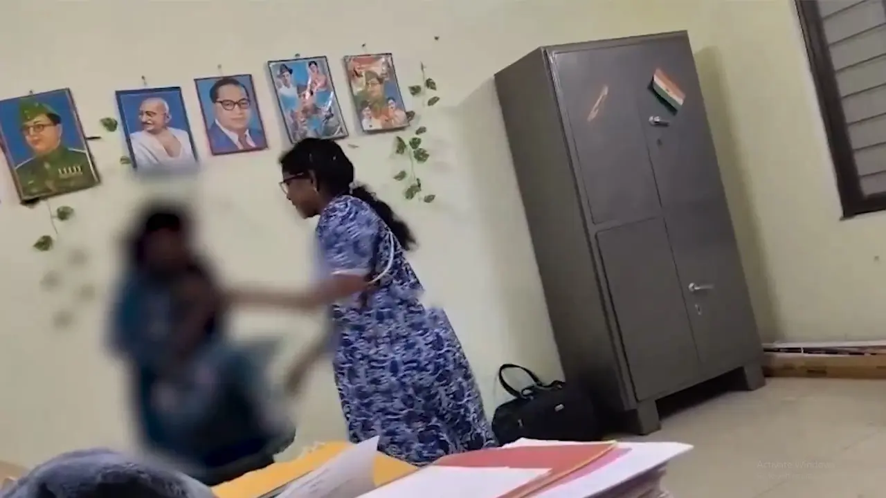 Bhupalpally : విద్యార్థినిని చితకబాదిన వార్డెన్ ..వీడియో వైరల్