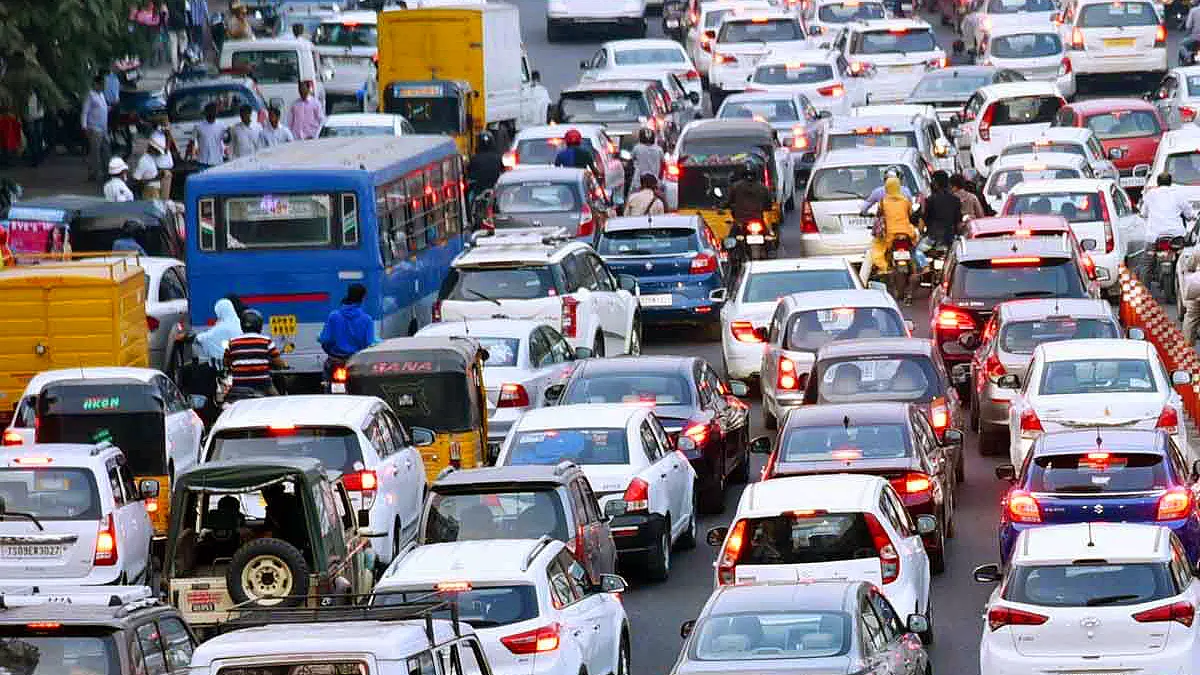 Heavy traffic congestion on Hyderabad city roads highlighting need for elevated corridors