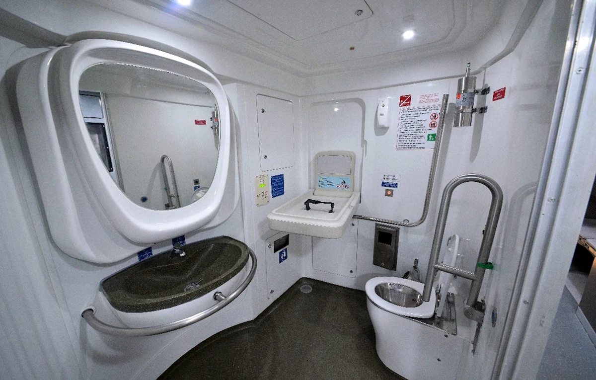 వందే భారత్ స్లీపర్ రైలు అంతర్గత దృశ్యాలు – యూరోపియన్ డిజైన్ ఆధారంగా రూపొందించిన బెర్త్‌లు, నైట్ లైటింగ్, నిల్వ సదుపాయాలు, బయో-వాక్యూమ్ టాయిలెట్‌తో ప్రీమియం రాత్రి ప్రయాణ అనుభవం