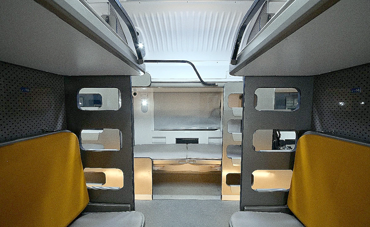 వందే భారత్ స్లీపర్ రైలు అంతర్గత దృశ్యాలు – యూరోపియన్ డిజైన్ ఆధారంగా రూపొందించిన బెర్త్‌లు, నైట్ లైటింగ్, నిల్వ సదుపాయాలు, బయో-వాక్యూమ్ టాయిలెట్‌తో ప్రీమియం రాత్రి ప్రయాణ అనుభవం