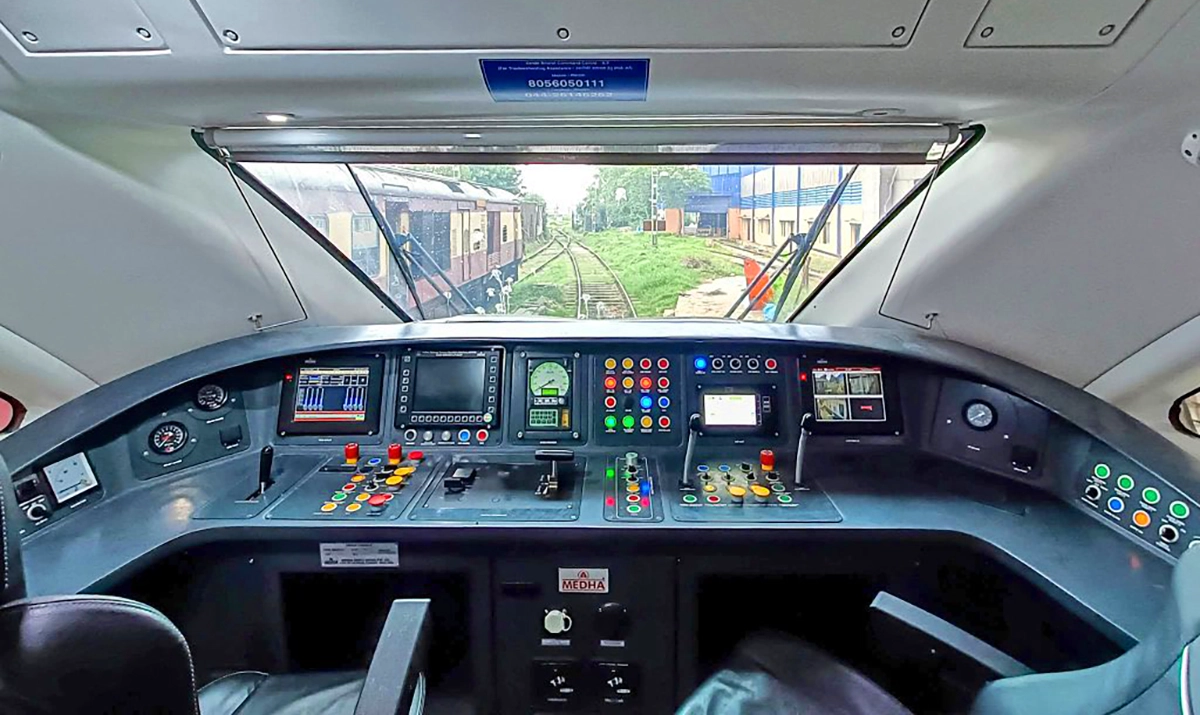 వందే భారత్ స్లీపర్ రైలు అంతర్గత దృశ్యాలు – లోకో పైలట్​ క్యాబిన్​