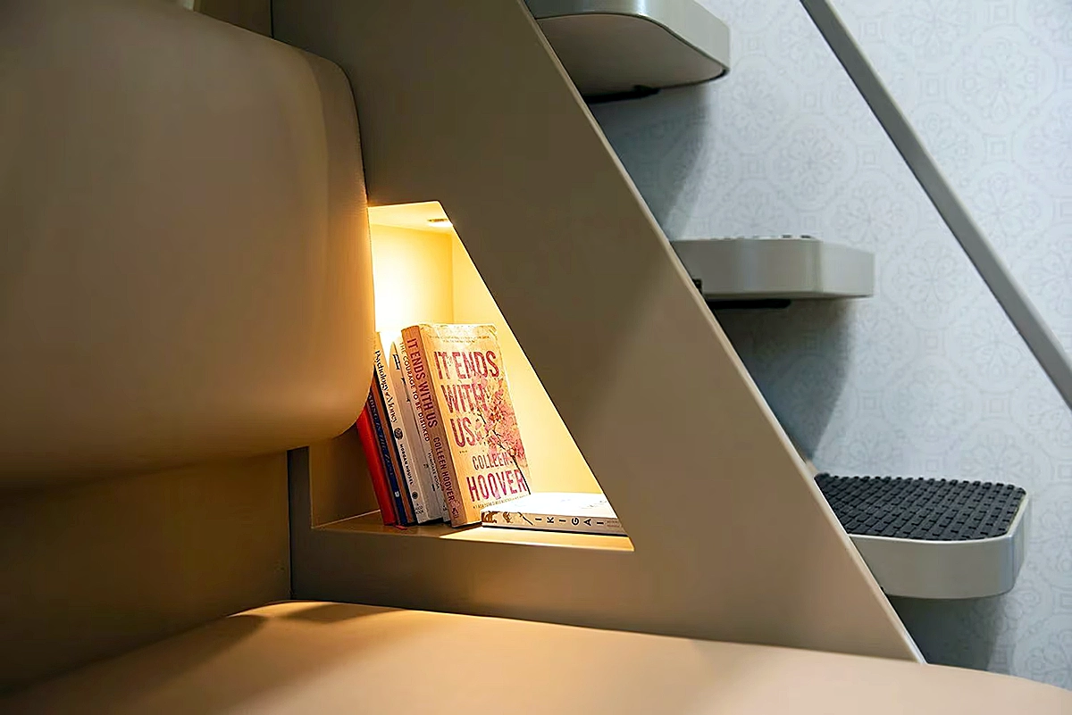 వందే భారత్ స్లీపర్ రైలు అంతర్గత దృశ్యాలు – యూరోపియన్ డిజైన్ ఆధారంగా రూపొందించిన బెర్త్‌లు, నైట్ లైటింగ్, నిల్వ సదుపాయాలు, బయో-వాక్యూమ్ టాయిలెట్‌తో ప్రీమియం రాత్రి ప్రయాణ అనుభవం