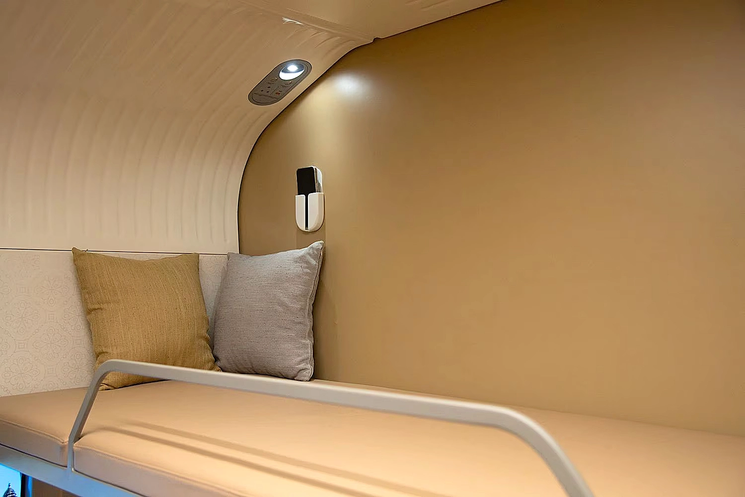 వందే భారత్ స్లీపర్ రైలు అంతర్గత దృశ్యాలు – యూరోపియన్ డిజైన్ ఆధారంగా రూపొందించిన బెర్త్‌లు, నైట్ లైటింగ్, నిల్వ సదుపాయాలు, బయో-వాక్యూమ్ టాయిలెట్‌తో ప్రీమియం రాత్రి ప్రయాణ అనుభవం