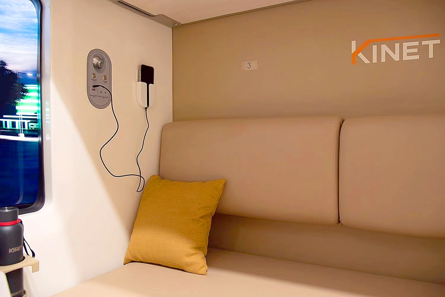 వందే భారత్ స్లీపర్ రైలు అంతర్గత దృశ్యాలు – యూరోపియన్ డిజైన్ ఆధారంగా రూపొందించిన బెర్త్‌లు, నైట్ లైటింగ్, నిల్వ సదుపాయాలు, బయో-వాక్యూమ్ టాయిలెట్‌తో ప్రీమియం రాత్రి ప్రయాణ అనుభవం