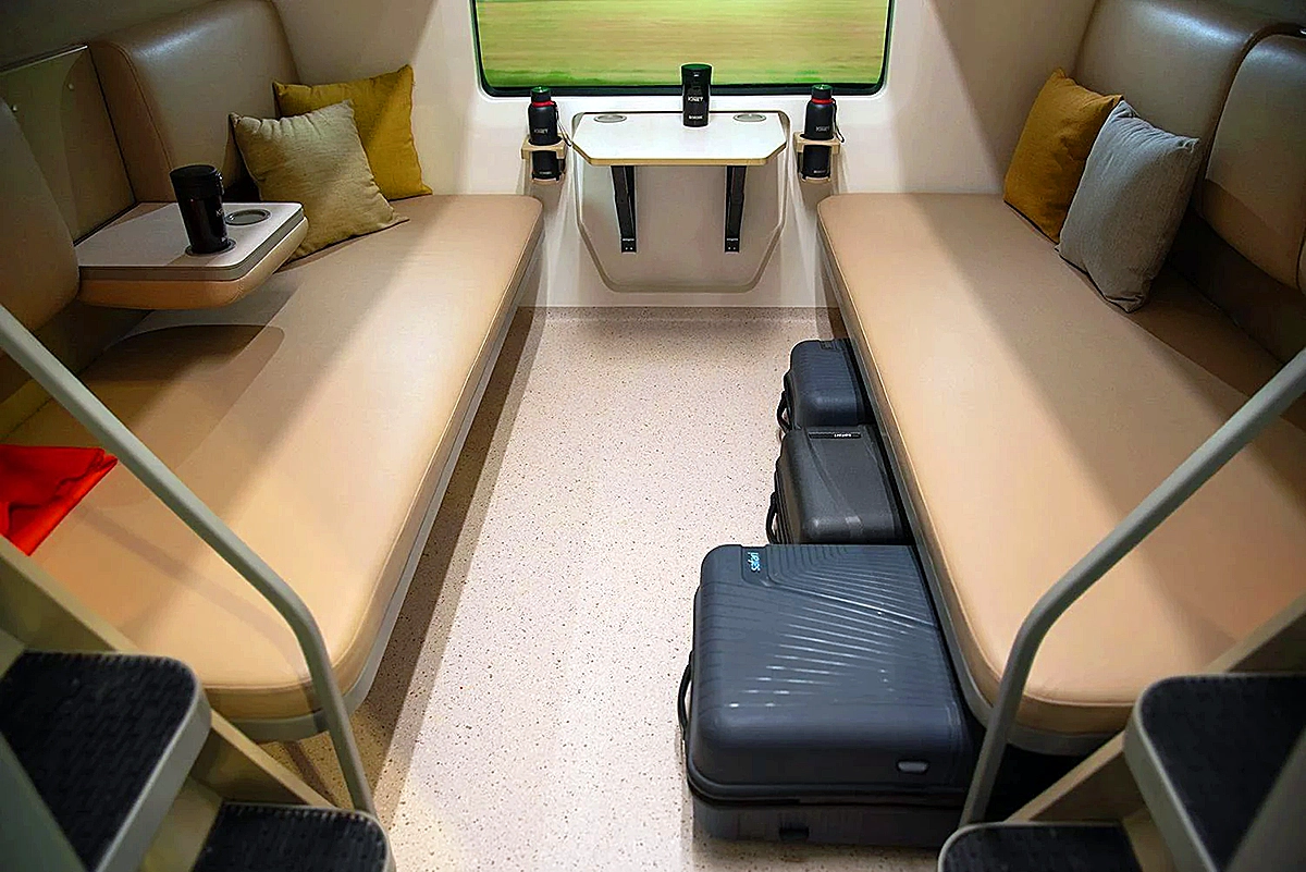 వందే భారత్ స్లీపర్ రైలు అంతర్గత దృశ్యాలు – యూరోపియన్ డిజైన్ ఆధారంగా రూపొందించిన బెర్త్‌లు, నైట్ లైటింగ్, నిల్వ సదుపాయాలు, బయో-వాక్యూమ్ టాయిలెట్‌తో ప్రీమియం రాత్రి ప్రయాణ అనుభవం