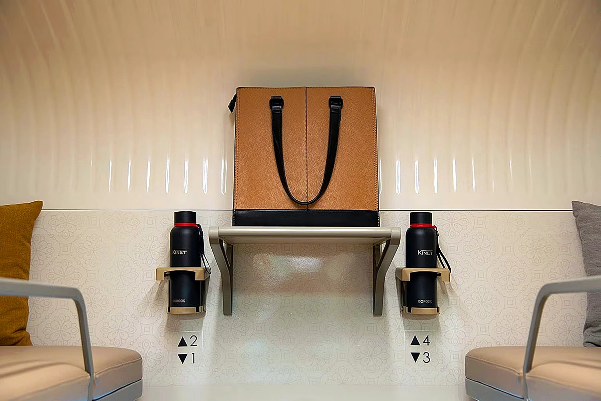 వందే భారత్ స్లీపర్ రైలు అంతర్గత దృశ్యాలు – యూరోపియన్ డిజైన్ ఆధారంగా రూపొందించిన బెర్త్‌లు, నైట్ లైటింగ్, నిల్వ సదుపాయాలు, బయో-వాక్యూమ్ టాయిలెట్‌తో ప్రీమియం రాత్రి ప్రయాణ అనుభవం