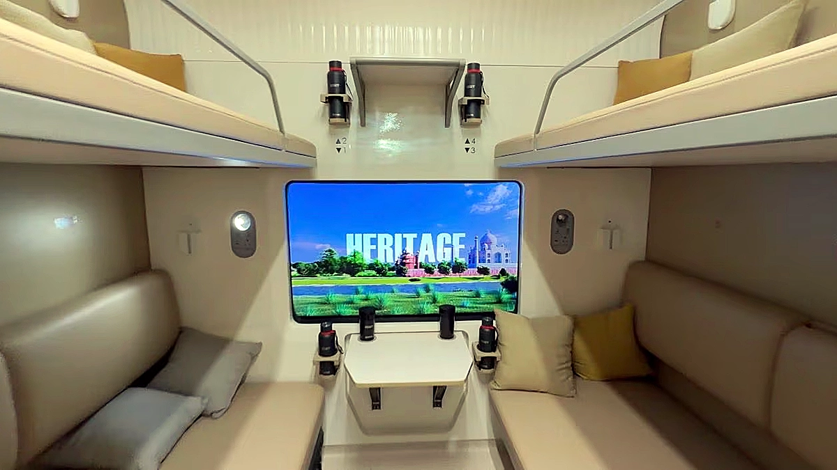 వందే భారత్ స్లీపర్ రైలు అంతర్గత దృశ్యాలు – యూరోపియన్ డిజైన్ ఆధారంగా రూపొందించిన బెర్త్‌లు, నైట్ లైటింగ్, నిల్వ సదుపాయాలు, బయో-వాక్యూమ్ టాయిలెట్‌తో ప్రీమియం రాత్రి ప్రయాణ అనుభవం