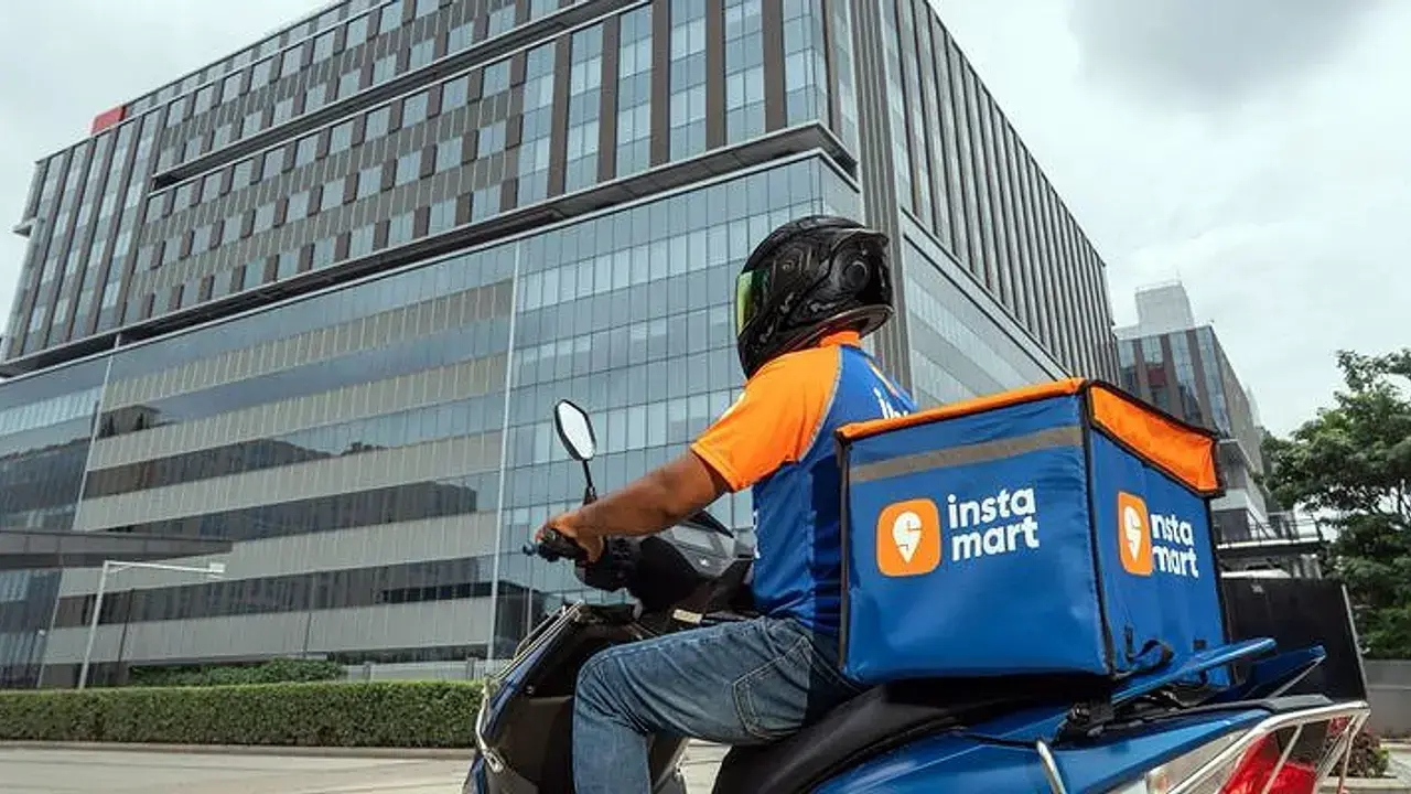 Swiggy Instamart డెలివరీ పార్ట్‌నర్ 10 నిమిషాల క్విక్ కామర్స్ సేవలో