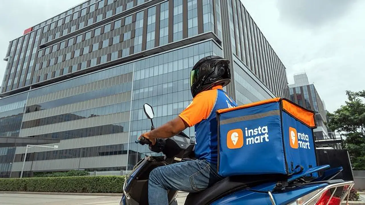Swiggy Instamart డెలివరీ పార్ట్‌నర్ 10 నిమిషాల క్విక్ కామర్స్ సేవలో