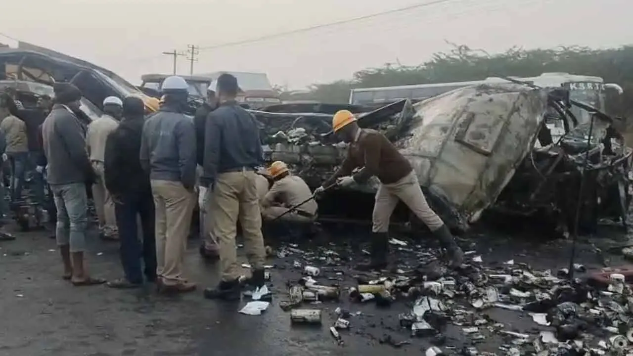 Accident | క‌ర్ణాట‌క‌లో ఘోర ప్ర‌మాదం.. 13 మంది ప్ర‌యాణికులు స‌జీవ‌ద‌హ‌నం